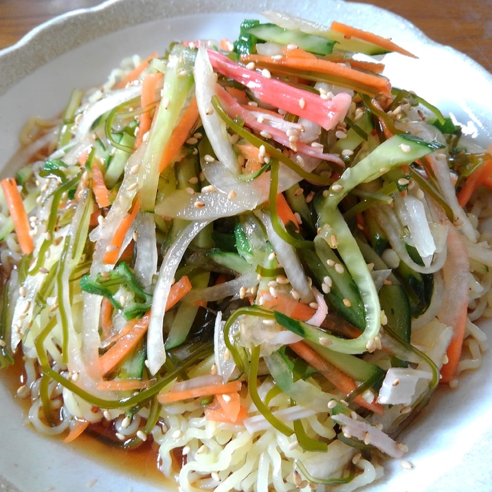 ごま油香る…切り昆布と野菜の冷やし中華